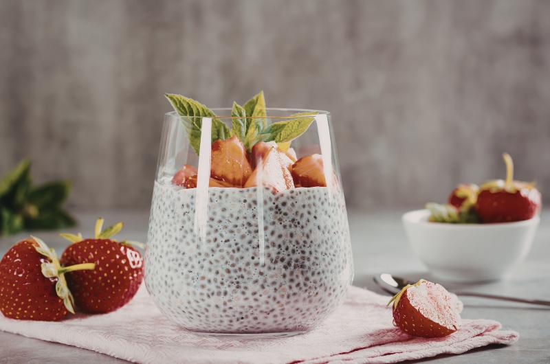 Nepečený jahodový dezert do sklenice: Jen 3 suroviny, bez cukru i mouky