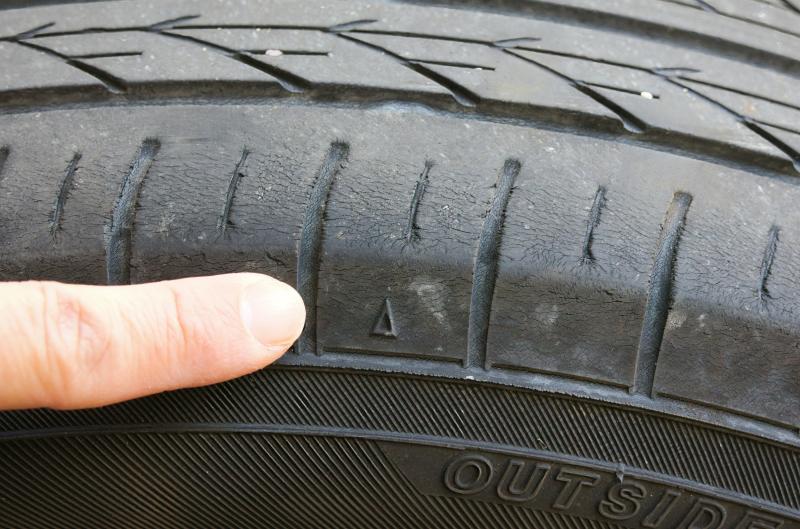 Pneumatiky mohou být nebezpečné, i když vypadají dobře. Rozhoduje detail, který přehlížíte