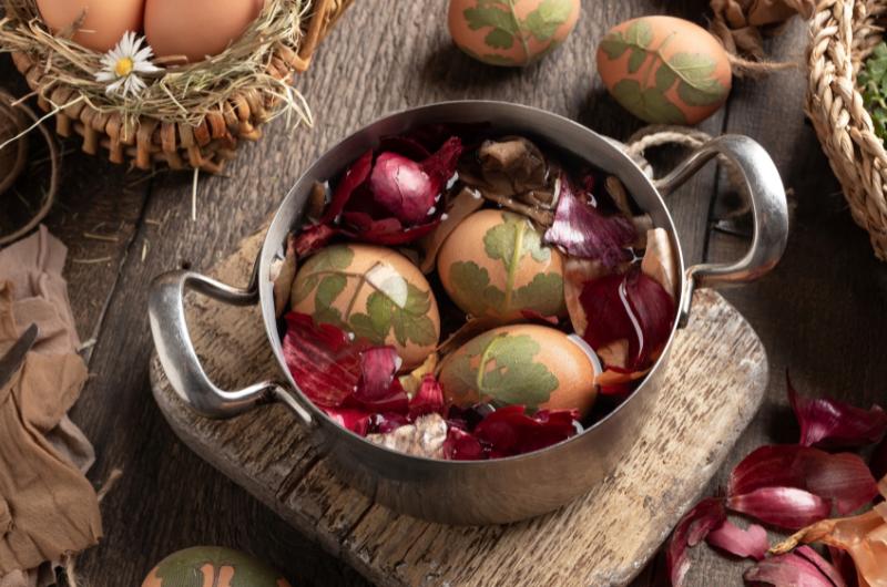 Barvení vajec cibulí: Nejlepší přírodní trik na krásné kraslice bez chemie