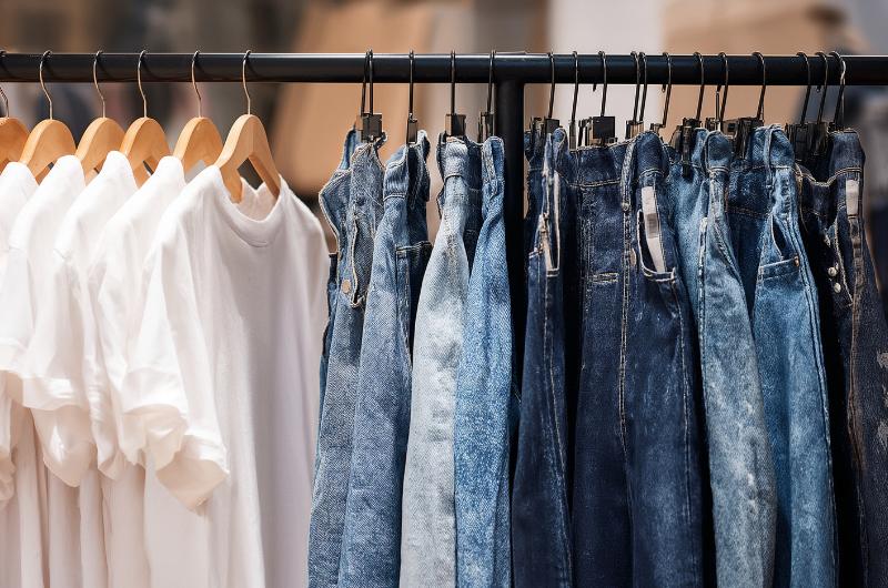 Bílé tričko a džíny: 4 doplňky, které z nich udělají luxusní outfit