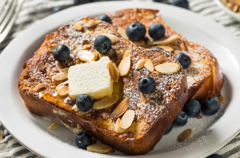 Nevyhazujte starý mazanec: Za 10 minut z něj uděláte francouzský toast nebo žemlovku