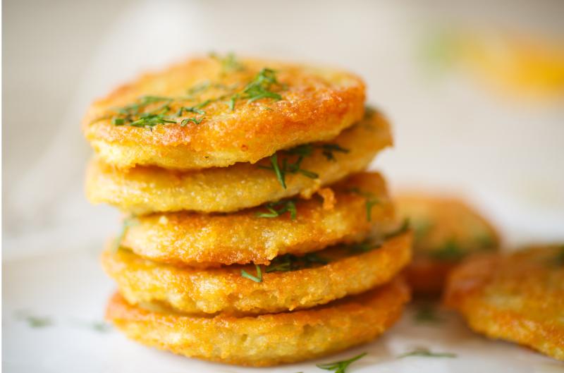 Recept na Hrachové placičky s jarní cibulkou, koprem a jogurtovým dipem s ředkvičkou