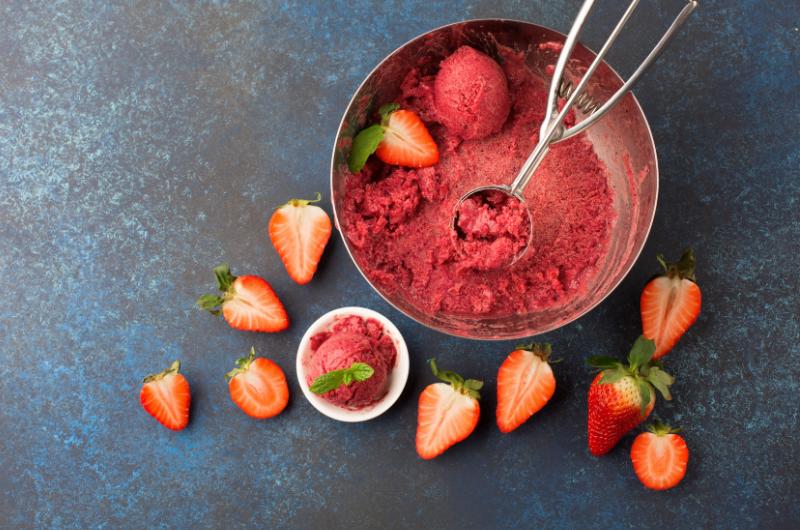 Domácí jahodový sorbet: Letní dezert ze 4 surovin zmizí z mrazáku rychleji než zmrzlina