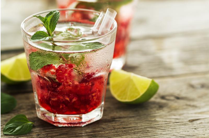 Sirupy na domácí limonády: Těchto 10 kombinací chutná lépe než kupované nápoje