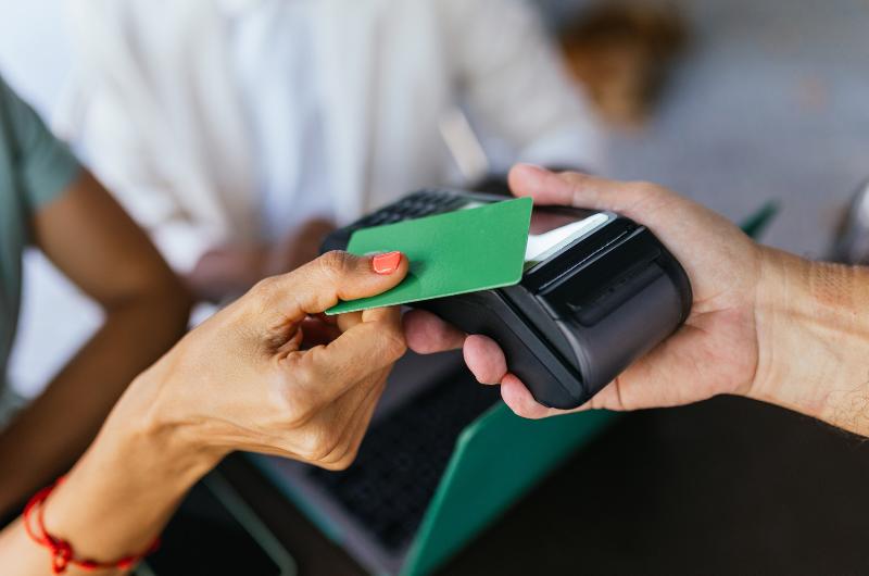Koruny na terminálu vypadají bezpečně. Na dovolené vás však mohou stát stovky navíc