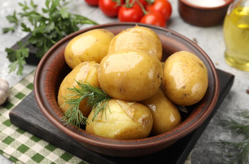 Brambory při hubnutí nemusí být problém. Mnohem víc rozhoduje, co k nim přidáte