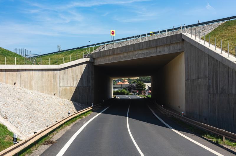 Dálniční známky čeká zásadní změna. Řidiči už nemusí od roku 2027 platit víc