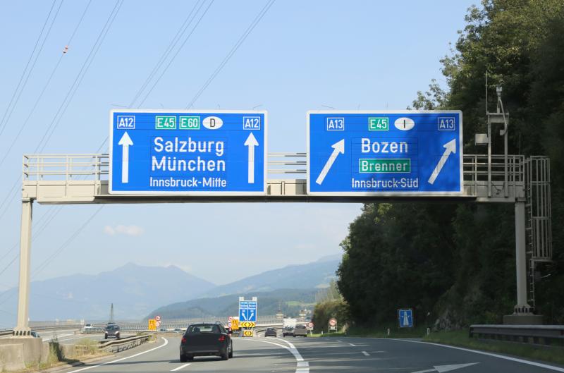 Otočení, krátké zastavení nebo parkování. V Rakousku mohou řidiči narazit na pravidlo, které Češi neznají