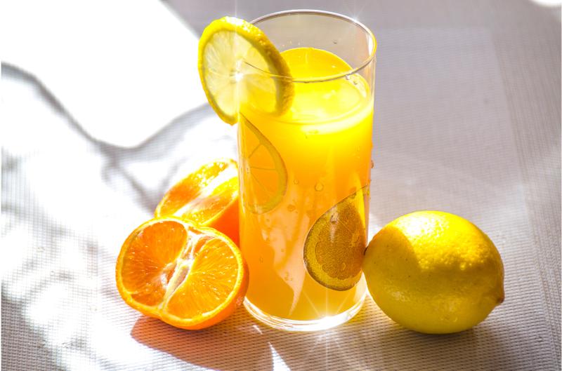 Vitamin C při prvním škrábání v krku? Výzkumy ukazují důležitý háček