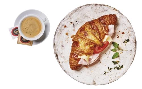 Espresso + šunkový croissant