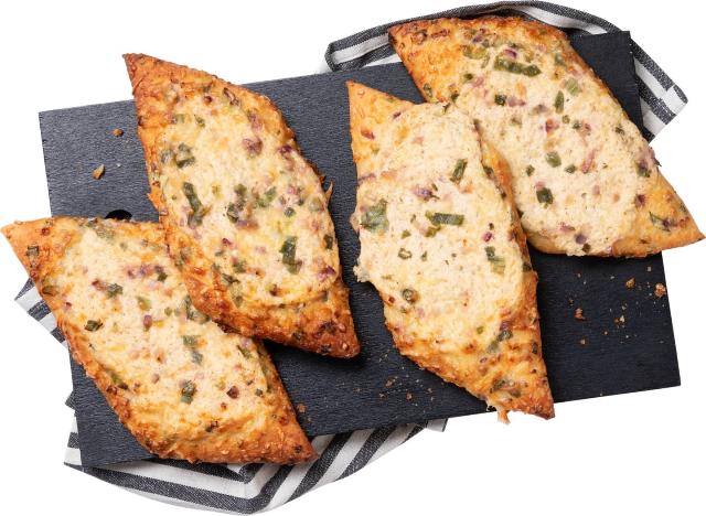 Špaldový snack se sýrem a jarní cibulkou