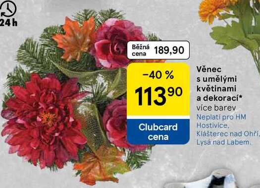 Věnec s umělými květinami a dekorací, více barev