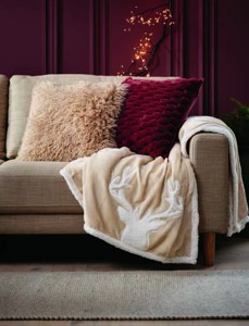 2) Dekorační polštář HVIDBLOMME