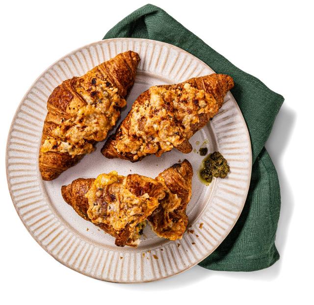 Croissant s pestem a mozzarellou