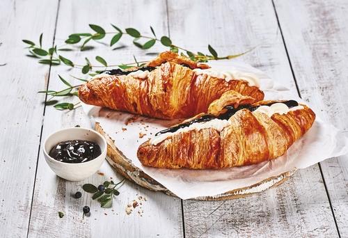 Croissant se šlehačkou a borůvkovou náplní, 140 g
